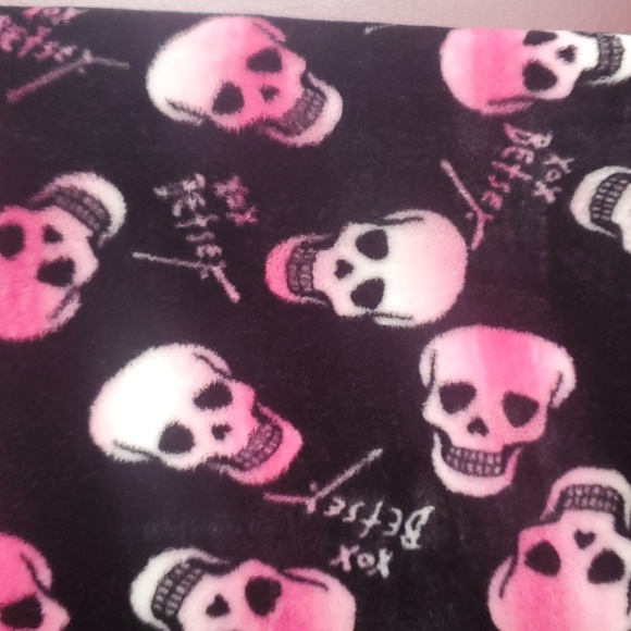 Betsey Johnson Ombre Skulls Pink Black Soft Plush Throw Blanket New 66x90 - Picture 4 of 4